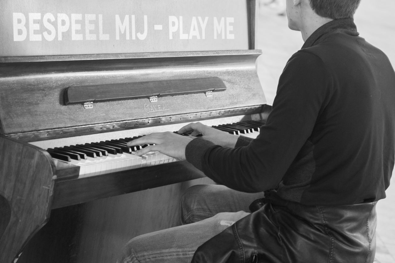 Free photo "Play me"