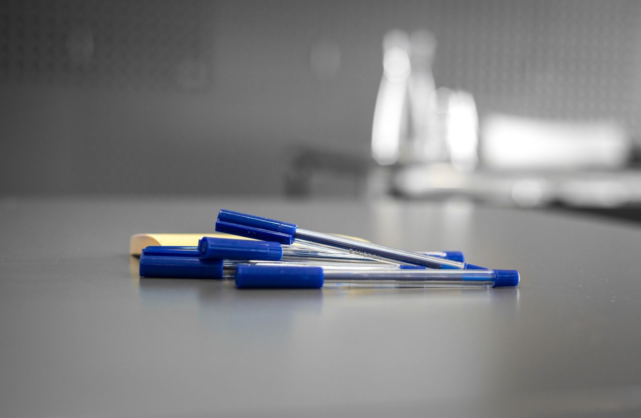 Free photo "Pens and postits"