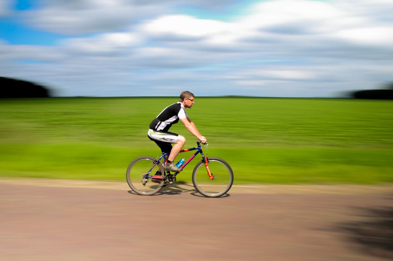 Free photo "Cyclist on the move"