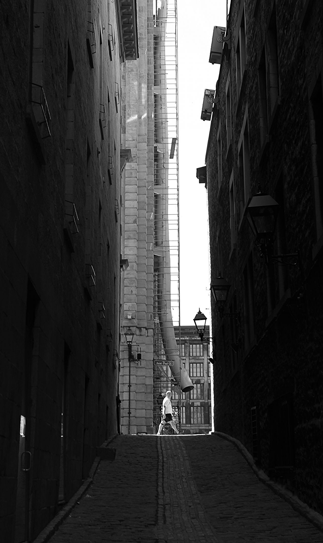 walking-in-the-street_npreviews_ffe1.jpg